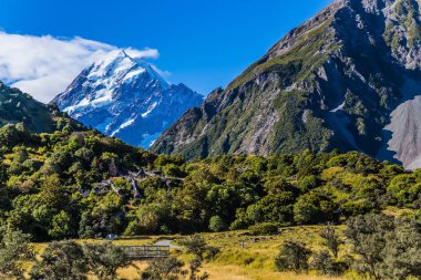  Karla kaplı dağlar yaz güneşi altında. Yeni Zelanda'da ünlü Mount Cook. Yeni Zelanda'nın egzotik yolculuk. Aktif ve ekolojik turizm kavramı