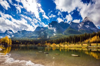 Kanada Kanada Rocky Dağları ünlü üç kız kardeş dağlarda. Aurasal güneşli bir günde Canmore. Hiking kavramı