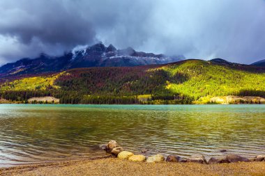 Thunderclouds gökyüzünde girdap. Kanada kayalık dağlarında doğal sonbaharda. Göle dağların arasında. Aktif kavramı, fotoğraf ve eko-turizm