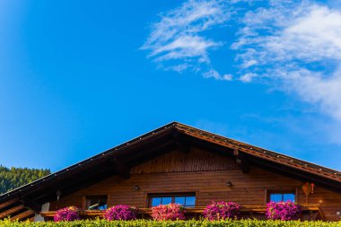 Rahat dağ evi. Rahat dağ evi. Çok güzel ev çiçeklerle süslenmiş. Dolomites'in harika dağ vadisinde. Ekolojik kavramı ve fotoğraf turizm
