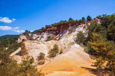 Koyu sarı maden ocağında saklıdır. Pitoresk tepeler turuncu ve kırmızı. Languedoc - Roussillon, Provence, Fransa