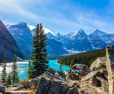 Alberta eyaletinde, Kanada Rocky Dağları. Soğuk güneşin göl buzultaş buzlu suda yansıtılır. Ekolojik, fotoğraf ve aktif Turizm kavramı
