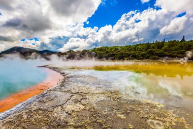 Çok renkli termal suların pitoresk göl havada buharlaşır. Sihirli sıcak sular Wai-O-Tapu ülkedir. Yeni Zelanda, North Island. Aktif ve phototourism kavramı