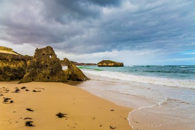 Pitoresk deniz kıyısı, kıyı kayalıklardan ve Pasifik Okyanusu güçlü bir sörf. Great Ocean Road, Avustralya. Egzotik, aktif ve fotoğraf-turizm kavramı