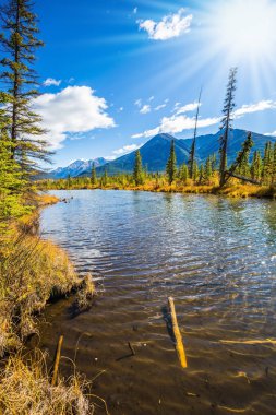  Rocky Dağları, Kanada. Sunset Bulvarında göl Vermilion Dağları Milli Parkı Banff içinde. Aktif Turizm ve eko-turizm kavramı