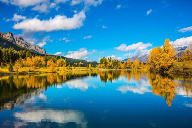 Hiking kavramı. Mavi gökyüzü ve bulutlar göl yumuşak suya yansıyan. Kanada kayalık dağlarında parlayan günde. Banff yakın Canmore