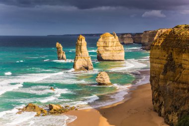 Melbourne yakınlarında Pasifik kıyısında muhteşem ışık. Ünlü kayalar okyanus dalgalarının içinde Oniki Havariler sörf. Aktif ve phototourism kavramı