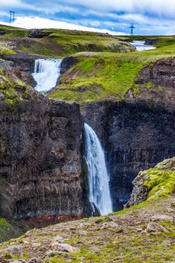 Haifoss yüksek şelaleler tehlikeli tundra Kanyon karmaşık. İzlanda'daki bulutlu ve rüzgarlı yaz günü. Aşırı ve phototourism kavramı