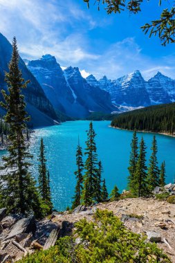 Göl Moiraine on doruklarına vadisinde. Kanada Kayalık Dağları, Alberta eyaletinde, Banff Park. Ekolojik, fotoğraf ve aktif Turizm kavramı
