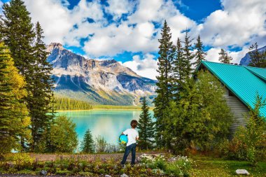 Emerald Gölü Yoho Milli Parkı'nda Kanada Rocky Dağları içinde. Yedi yıllık ince çocuk küre göl ellerinde bulunan