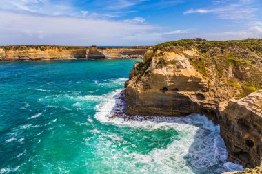  Kıyı kayalıklardan kumtaşı oluşur. Pitoresk okyanus Körfezi ile temiz yeşil su. Great Ocean Road, Avustralya. Egzotik, aktif ve fotoğraf-turizm kavramı