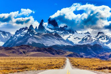 Arjantin Patagonya. Şubat ayında yaz günü. İyi otoyol görkemli monte Fitz Roy. Aktif ve aşırı Turizm kavramı. Kır üzerine and Condor getirin