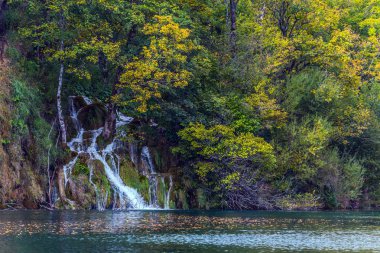 Plitvice Gölleri için seyahat. Zümrüt su ile karstik göle akan birkaç pitoresk şelaleler. Hırvatistan sonbaharda. Ekolojik, aktif ve phototourism kavramı
