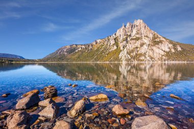 San Carlos de Bariloche, Argentina, dağ. Ayna su Gölü'nün keskin kayalara yansıtır. Egzotik ve aşırı Turizm kavramı