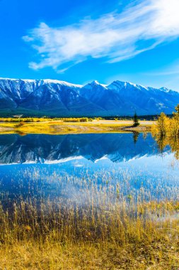 Aktif ve ekolojik turizm kavramı. Hint yaz aylarında dağlara. Rocky Dağları içinde göl ibrahim'in su turkuaz yansıtılır