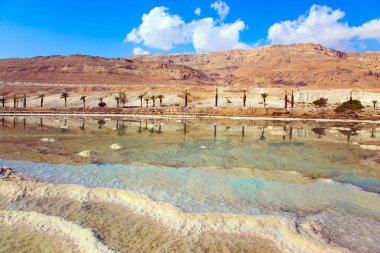 Dead Sea, İsrail su yaşıyorum. Kırmızı kumtaşı kuru dağlar ve deniz arasında karayolu geçer. Öğle ısı su buharlaşır. Tıbbi ve ekolojik turizm kavramı