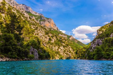  Provence Alpler, Fransa. Masmavi sularına yolculuğu. Verdon Kanyonu dik kayalıklarla arasında Verdon nehir akışı. Ekolojik ve aktif Turizm kavramı
