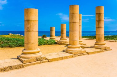 Caesarea Milli Parkı, İsrail doğal parçası. Roma dönemi antik sütunların Akdeniz sahilinde kalır. Arkeolojik ve tarihsel turizm kavramı 
