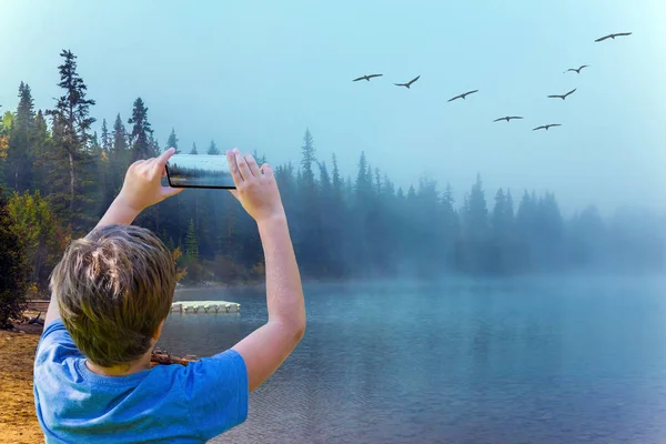 Boy Fotografía Paisaje Con Smartphone Montañas Rocosas Canadá Lago Pirámide — Foto de Stock