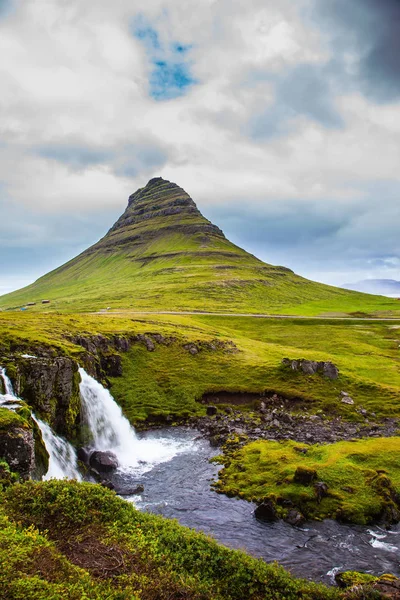 エキゾチックで極端な観光の概念 アイスランドの有名な山はKirkjofallです 滝をカスケード山のふもとに Kirkjofelfoss — ストック写真