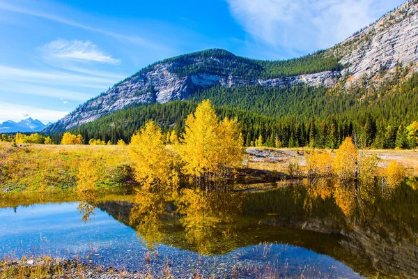 Die Felsigen Berge Spiegeln Sich Glatten Wasser Des Abraham Sees — Stockfoto