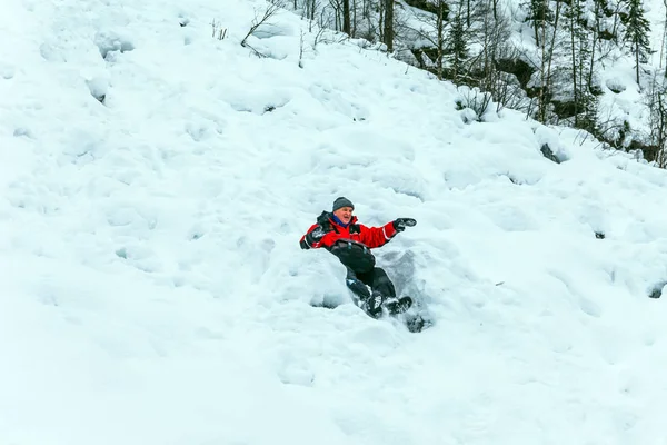 Gelukkig Toeristische Stations Diepe Sneeuw Steile Besneeuwde Helling Bevroren Waterval — Stockfoto