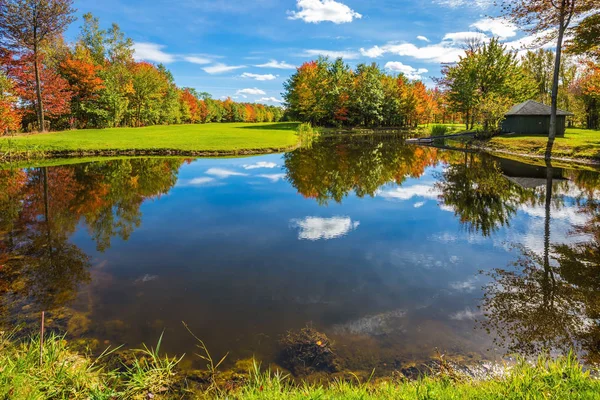 Golf Club Fransızca Kanada Yeşillik Gölü Nün Temizlemek Için Yansıtılır — Stok fotoğraf