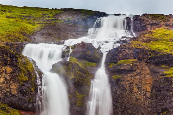 Silné Proudy Cascade Falls Řevem Spadají Propast Chladný Deštivý Červenec — Stock fotografie