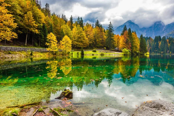 Fantásticamente Los Bosques Otoñales Reflejan Agua Lago Tranquilo Norte Italia — Foto de Stock