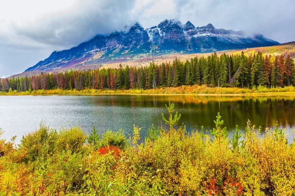 Lago Pitoresco Com Água Azul Entre Montanhas Florestas Coníferas Multicoloridas — Fotografia de Stock