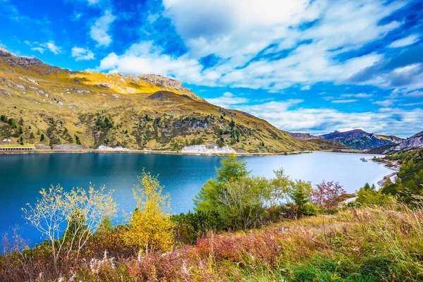 有清澈的冷水 生态旅游的概念 多洛米人的和谐 拉戈迪费达亚山湖 — 图库照片