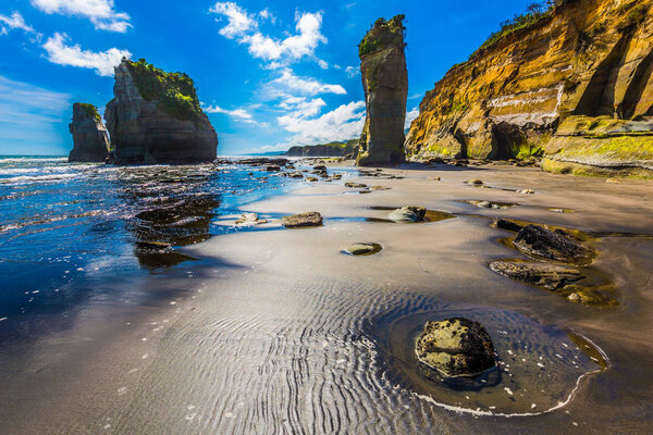 Живописные скалы "Три сестры" на тихоокеанском побережье. Концепция активного и фототуризма. Новая Зеландия, Северный остров
