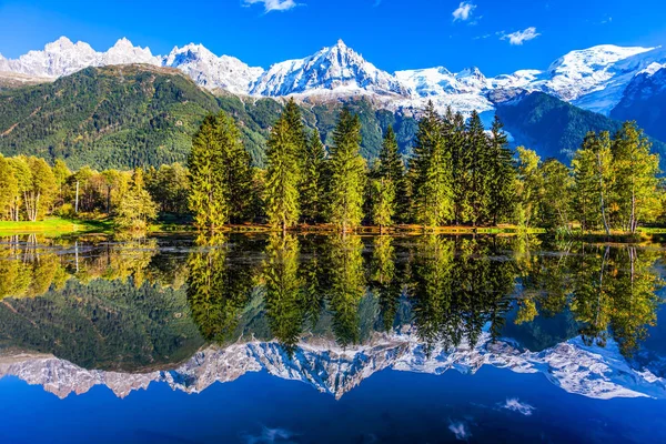 秋天的阿尔卑斯山上的美妙日落 湖中的雪峰的令人惊叹的倒影 山区度假胜地夏莫尼 勃朗峰脚下 积极生态旅游的概念 — 图库照片