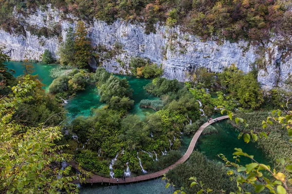 Malebné Stupňovitých Jezer Emerald Vodou Dřevěné Podlahy Pro Turisty Položen — Stock fotografie