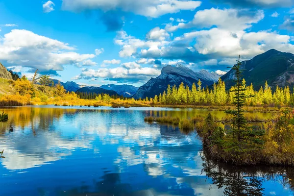 Nuvole Lussureggianti Riflettono Nelle Acque Del Lago Calda Giornata Autunnale — Foto Stock