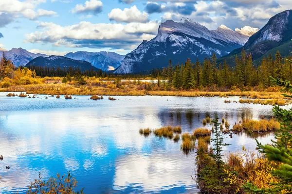 Día Otoño Lago Vermilion Grupo Lagos Las Rocosas Canadienses Concepto —  Fotos de Stock