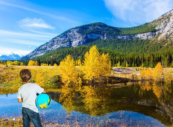 Viagem Montanhas Rochosas Canadá Rapaz Jeans Com Globo Nas Mãos — Fotografia de Stock