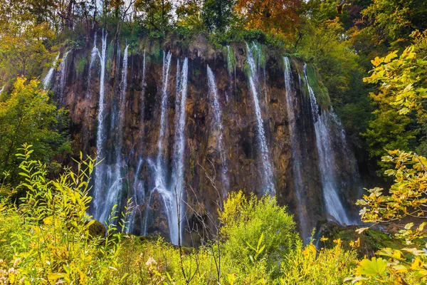 플리트 국립공원에서 폭포의 스트림입니다 크로아티아의 마법의 나라에 Phototourism의 — 스톡 사진
