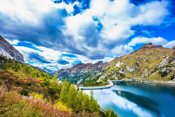 Grandiózus Gleccsertó Lago Fedaia Dolomitokban Felhős Hideg Őszi Nap Ökológiai — Stock Fotó