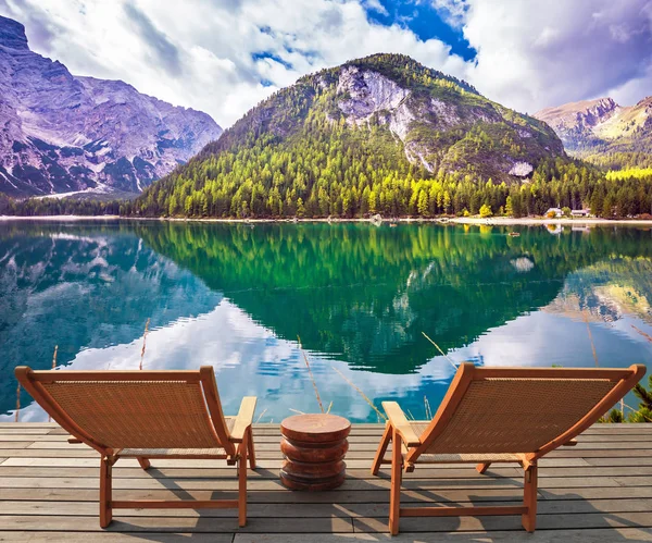 湖上的一双舒适的躺椅 意大利南蒂罗尔的壮观湖泊 步行和生态旅游的概念 水反映了周围的山脉和森林 — 图库照片