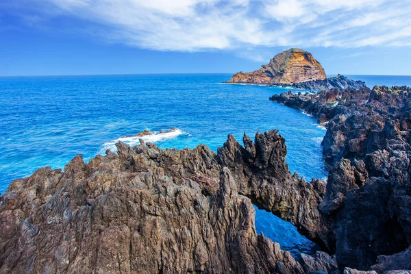 Isla Volcánica Madeira Fantásticamente Hermosa Costa Rocas Grutas Costa Atlántica —  Fotos de Stock
