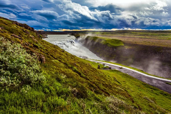 多云的夏日 瀑布岸边是游客的一条小路 令人难以置信的黄金瀑布 在冰岛的 Gulfoss 极端与摄影旅游的概念 — 图库照片