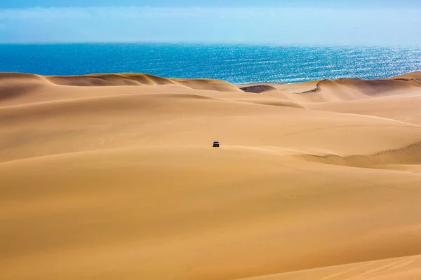 Prachtige Jeep Safari Door Enorme Zandduinen Aan Oever Van Oceaan — Stockfoto