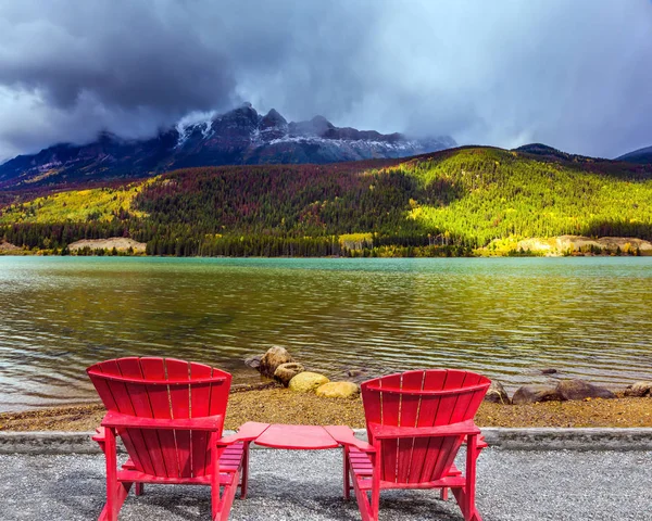 Confortables Chaises Longues Rouges Tiennent Dessus Lac Des Nuages Orageux — Photo