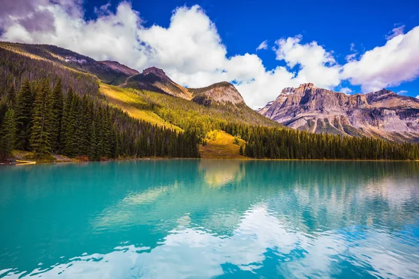 Água Azul Turquesa Suave Nas Montanhas Arborizadas Conceito Ecoturismo Lago — Fotografia de Stock