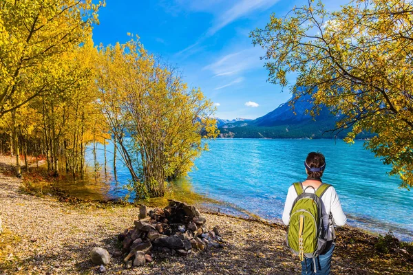 Mujer Mediana Edad Con Una Mochila Turística Admira Lago Lago — Foto de Stock