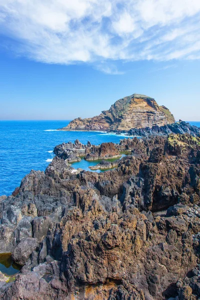 マデイラ島の火山島に旅行します エキゾチックな生態学的な観光事業のコンセプトです 美しい石および大西洋の海岸の石 — ストック写真