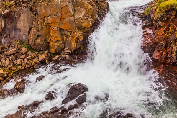 Poderosos Arroyos Cascada Caen Con Rugido Contra Enormes Piedras Julio — Foto de Stock