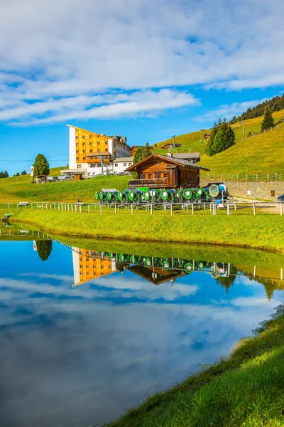 Maravilhoso Pequeno Lago Reflete Hotel Outbuildings Estância Esqui Internacional Bem — Fotografia de Stock