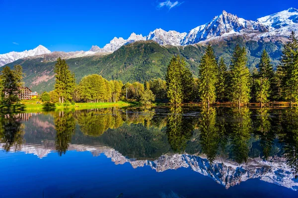 Wspaniały Zachód Słońca Alpach Ośnieżone Szczyty Alp Odbijają Się Jeziorze — Zdjęcie stockowe